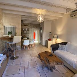 Bienvenue au 6 - Calme et charme de la pierre.، فندق في Fourques