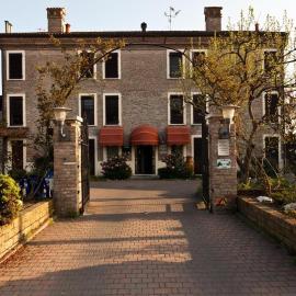 Locanda Del Re sole، فندق في فيرّارا