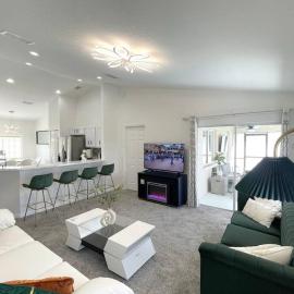 Luxury Modern Pool House close to theme parks Four Bedrooms, hotel in Kissimmee