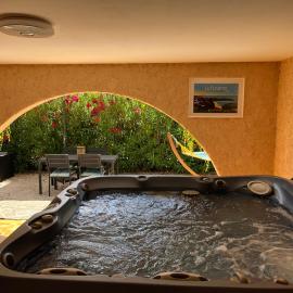 Bas de villa 70m2 indépendant avec espace jacuzzi privé, hotel in Le Lavandou
