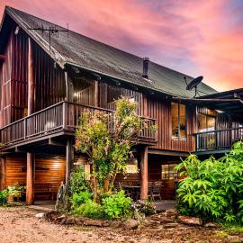 Treetops Sanctuary - Luxury Treehouse pole home, hotel v destinaci Jaggan