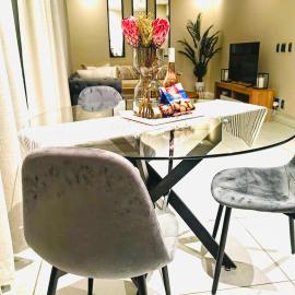 The Comfort AirB&B - On the 8th floor luxury 1 bedroom apartment with views, hotel in Pretoria