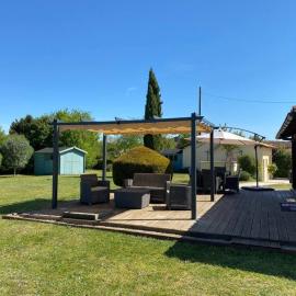 Le Petit Coin with pool, near Aubeterre sur Dronne, hotel in Saint-Romain