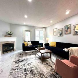 Charming Home in Prime Location North of Toronto, hotel in Richmond Hill