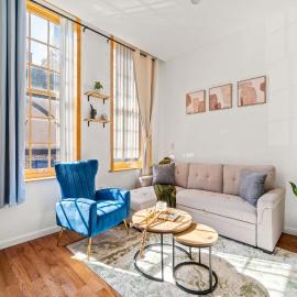Charming Home In Heart of City With King Size Bed!