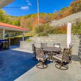 Laptop-Friendly Appalachian Mountain Retreat!, hotel v destinácii Norton