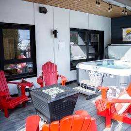 Selkirk Staytion - Stylish Condo with Hot Tub, hotel a Revelstoke