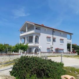 Apartments with parking space Lopar, Rab - 21881、ロパールのホテル