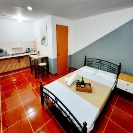 Studio type unit - Host Homes Apitong، فندق في تاكلوبان