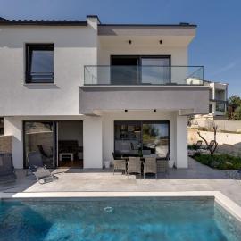 Villa Rosemary -semi-detached villa with a pool and a panoramic view, close to a sandy beach - by TRAVELER tourist agency Krk – hotel w mieście Risika