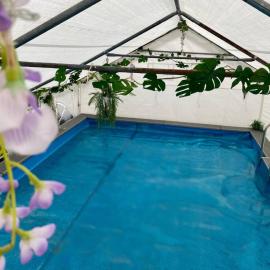 Mini Love Island style guest house includes personal hot 24 hour swimming pool, heated dining pod, outdoor bathtub, BBQ and fire pit, all this is secretly located in the busy suburbs of Nottingham, hotel en Nottingham