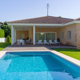 Casa Chalet Villa con piscina, jardín y aire acondicionado cerca de Valencia en La Eliana-L'Eliana โรงแรมในลา เอเลียนา