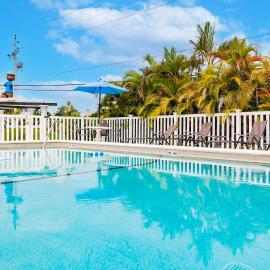 2 Bed Cottage with Pool, Close to Beach! BBQ Grills & Patio, hotel in Fort Myers