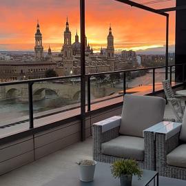 Ático mejores vistas al Pilar jacuzzi y garaje، فندق في سرقسطة