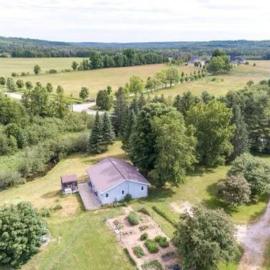 Farm House, hotel in Coldwater
