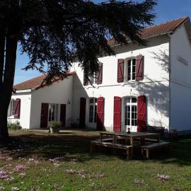 LE GITE DE LA GARE - GITE DE GROUPE 14 PERSONNES, hotel em Remouillé