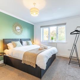 5 Bed House Heathrow Egham Virginia Water Sleeps 7 or Up To 8 If Sharing Beds, Mid To Long Term Bookings Welcome, hotel sa Egham