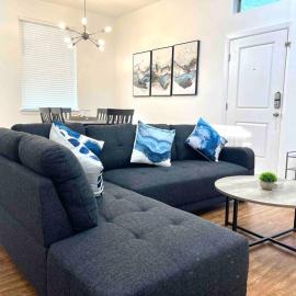 NEW! 5 min from Mall, Airport, and Dinning!