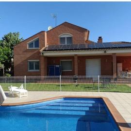 Casa con jardín y piscina privada.