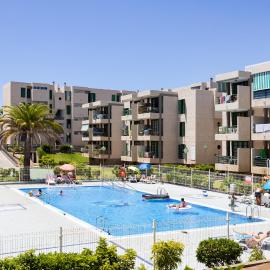 Three spacious apartments 150m from the Las Americas promenade, hotel i Arona