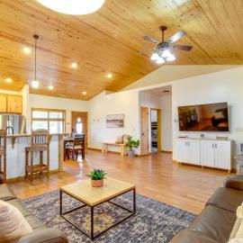 1-Acre Fenced Yard: Pet-Friendly Show Low Cabin!
