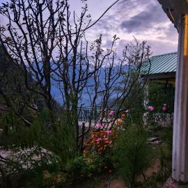 L'Ashrum Cafe & Inn – hotel w mieście Tosh