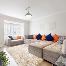 Rare find - new build 3 bedroom house near Cheshire Oaks, hotel a Ellesmere Port