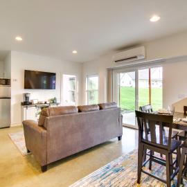Chic & Modern Snohomish Hideaway on a Working Farm, khách sạn ở Snohomish