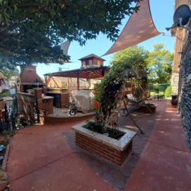 Lovely 2 bedroom Apartment with 2 Entrance and parking