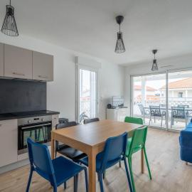 Appartement Neuf 3* à 100m de l'Océan avec Piscine pour 8 Personnes - Ménage Inclus - FR-1-50-113, hotel in Mimizan
