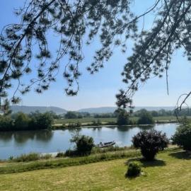 Gîte Seine et Nature Le Chalet, hotel u gradu 'Saint-Pierre-la-Garenne'