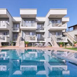 Superior family apartment w/pool dining area, hotel em Stavromenos