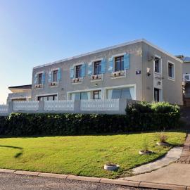 Kykmar 4 bedroom Beach House, hotel in Stilbaai
