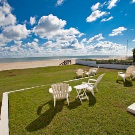 Shoreline Cottage - Oceanfront - North End VB, hotel in Virginia Beach