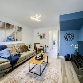 3 BedRoom house, Sleeps 6 with Full Kitchen, Garden and Free Parking - FREE Wi-Fi near Milton Keynes Bowl, hotel in Bedford