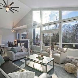 Cozy Private Hot tub, Luxe Views! Shiloh&Harmony, hotel i Eagle River