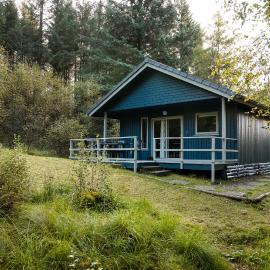 Otter with mountain view and enclosed decking, khách sạn ở Crianlarich