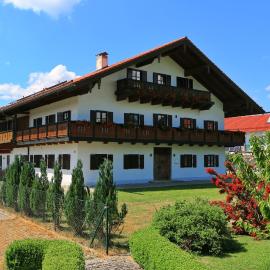 Ferienwohnungen am Simssee, Gutshof Alpenblick, hotel v destinácii Stephanskirchen