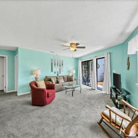 Crystal Village II 18A - 2Bedroom 2BA Condo near the Beach Sleeps 6!, hotel em Destin
