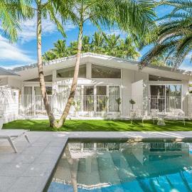 The Chalet - designer 3 BR retreat with pool、バイロンベイのホテル