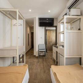 Studio 44 with twin beds & kitchenette at the new Olo living، فندق في بيسفيل