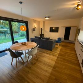 Luxuriöses rollstuhlgerechtes Ferienapartment A1 mit umzäunten Garten, 65qm
