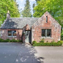 Gate Lodge with Hot Tub, hotel Fettercairnben