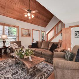 6 Mi to Branson Strip! Lakefront Home w/ Fireplace, hotel u gradu Branson Vest