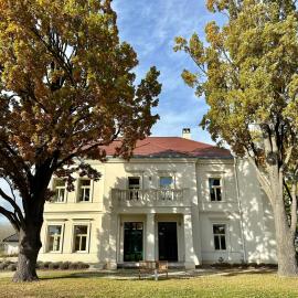 Zámek Jenišovice, hotel in Býkev