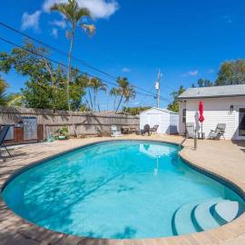 Beach House/KING BD/Hot Tub/Pool/Fire Pit/Gym/Golf, Hotel in Lantana