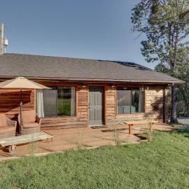 On-Site Winery & Tasting Room: Oregon Bungalow!, hotel di Central Point