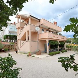 Apartments with parking space Kornic, Krk - 415, hotelli kohteessa Kornić
