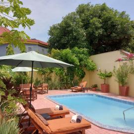 Bougainvillea House, hotel in Bijilo