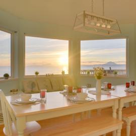 Oceanfront Kenai Villa w/ Fireplace & Deck, hotel v mestu Kenai